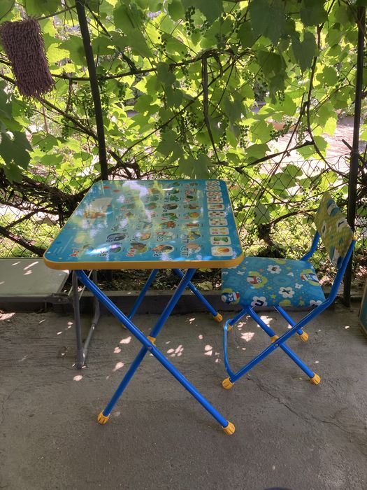 Детский стол со стулом