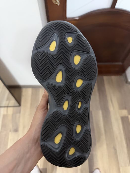 Yeezy 700 v3 noi