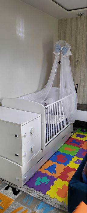 Vand patut copii transformabil din lemn cu 5 sertare