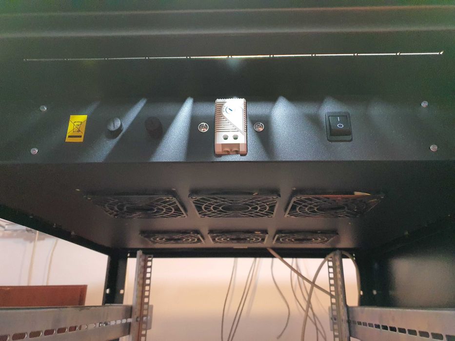 Vand dulap rack 42U montare pe podea