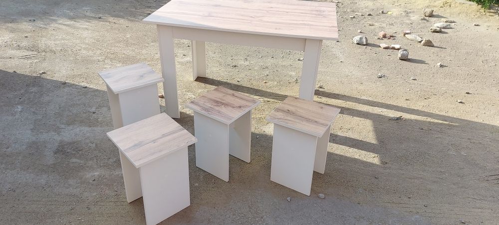 Стол и 4 таблетки новые