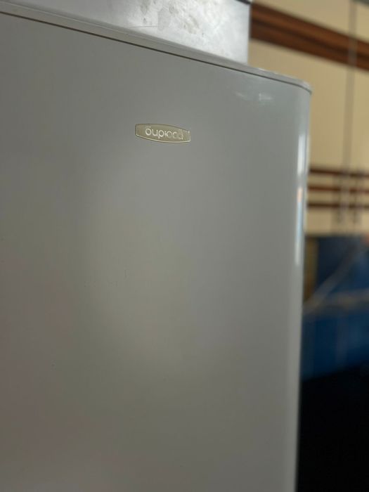 Холодильник сатылалы жұмыс істеп тұр бюрюса