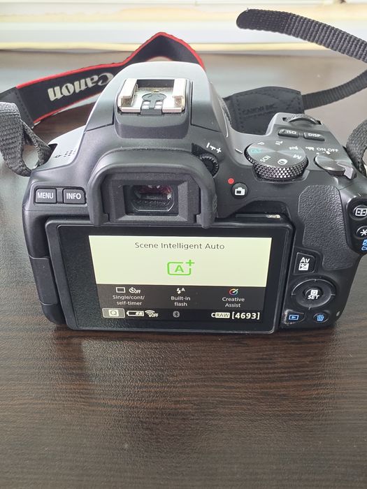 Фотоапарат : Canon EOS 250D