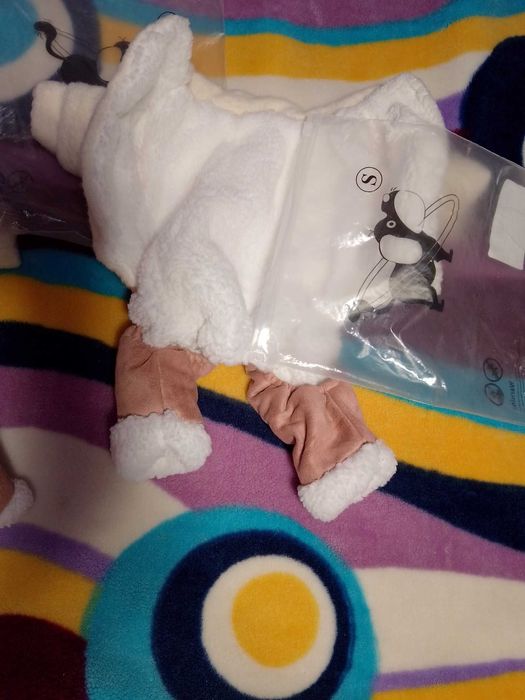 Vand hainute de catelusa talie mica marimea S tot ce se vede la 45 lei