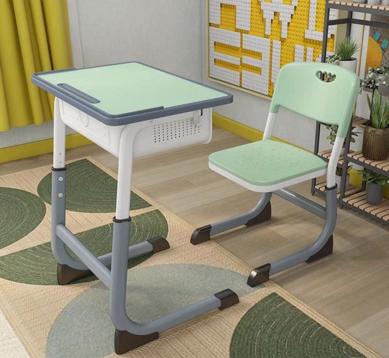 Школьные парты и стулья