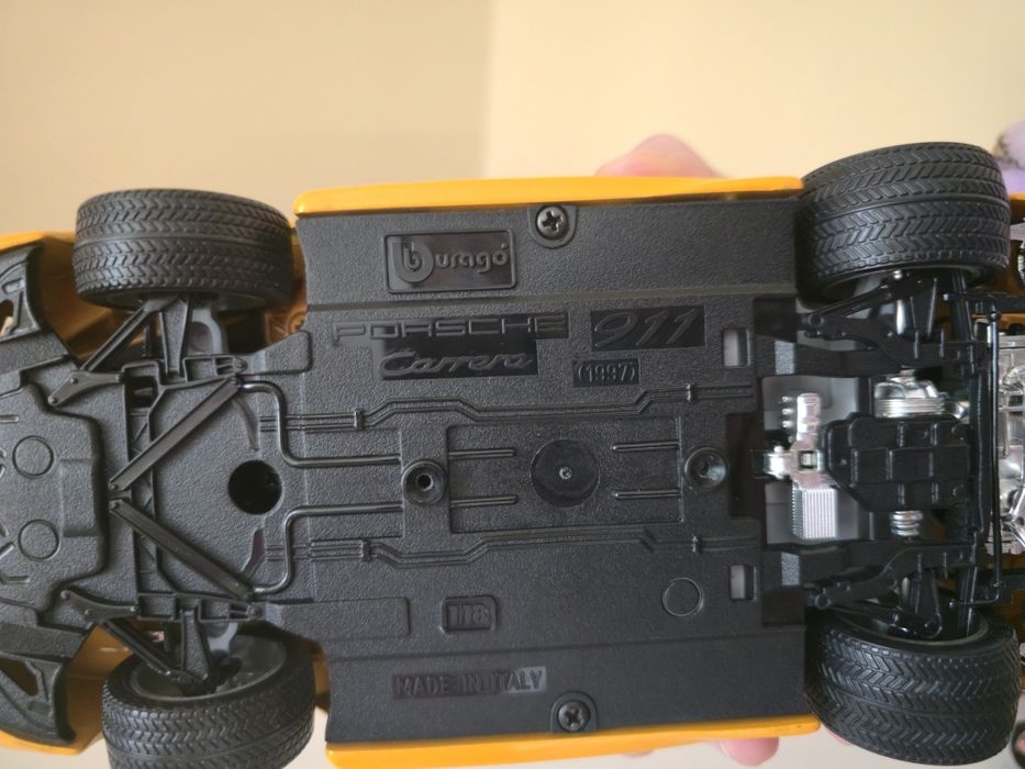 Porshe Carrera 911 burago 1:18. 30€