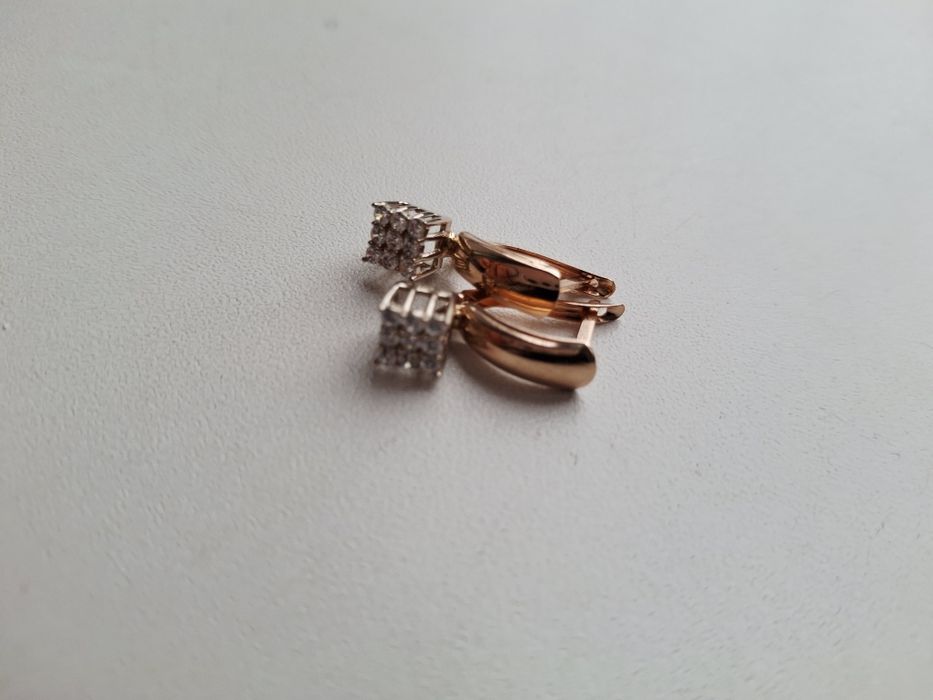 Продам золотые серьги
