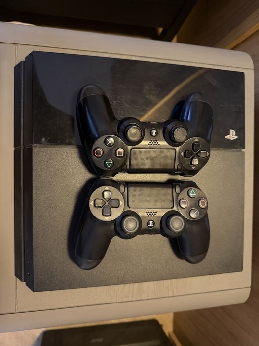 Sony PlayStation 4 Fat + 2 джойстика + 2 диска
