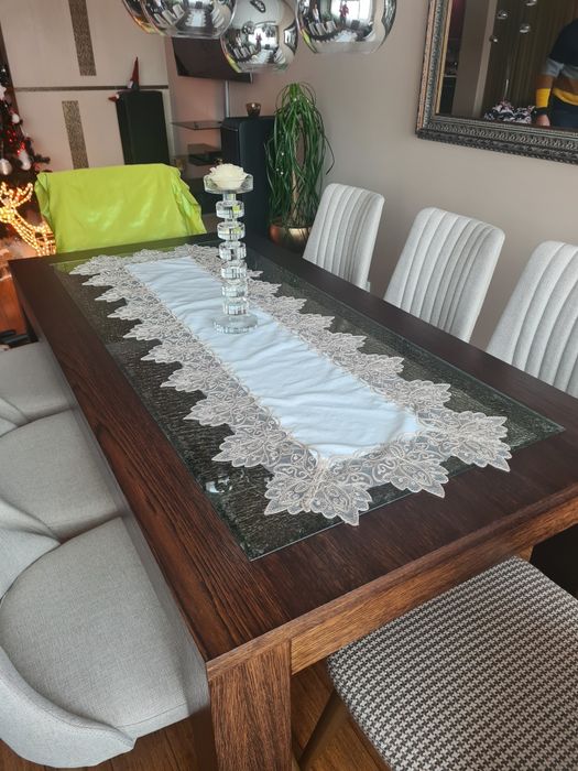 Маса за осем човека