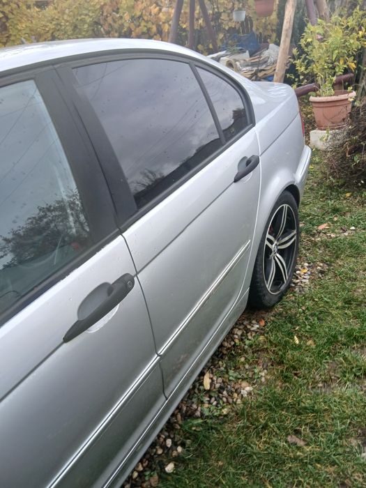 Vând Bmw e46  arată  ffbine fără rugină