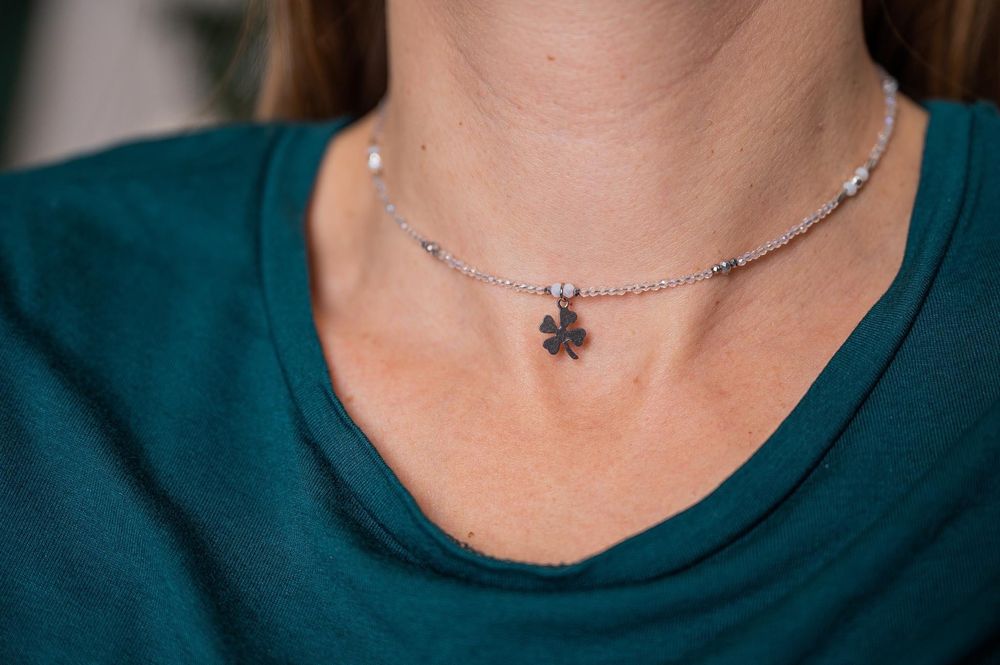 Колиета изработени с естествени камъчета, стъклени камъчета и мъниста