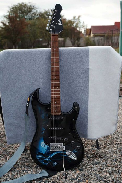 Chitară electrică Jaxville tip Stratocaster neagră, grafică albastră