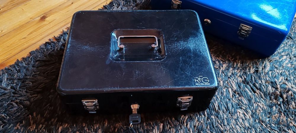 Метални кутии два броя