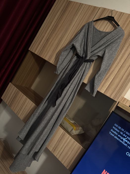 Rochie gri cu maneca trei sferturi si cordon negru