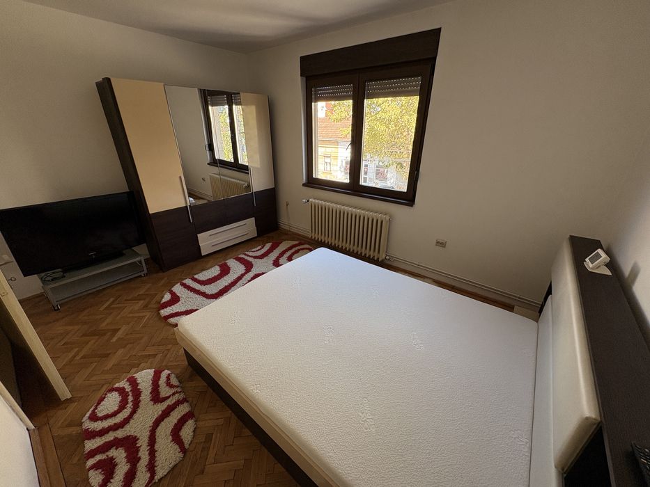 Inchiriez apartament cu 3 camere in vila