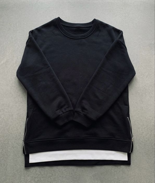 Черный свитшот с контрасной вставкой.