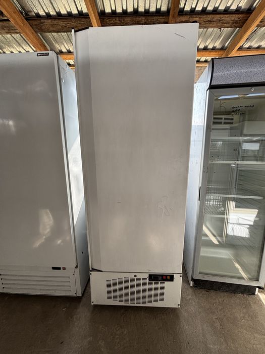 Промышленный холодильный шкаф