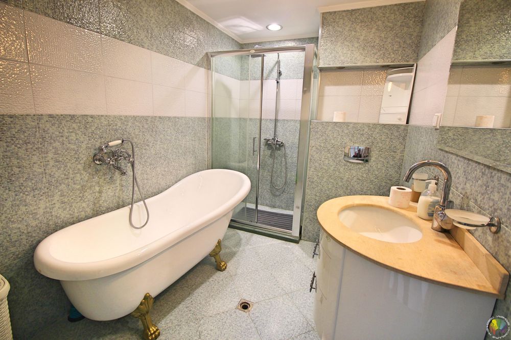 Дава се под наем Многостаен апартамент в Бургас, Център - 150 кв.м за 1200 € - Снимка #9