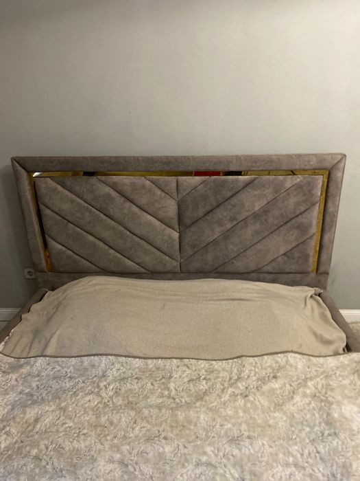 Двухспальная кровать без матраса