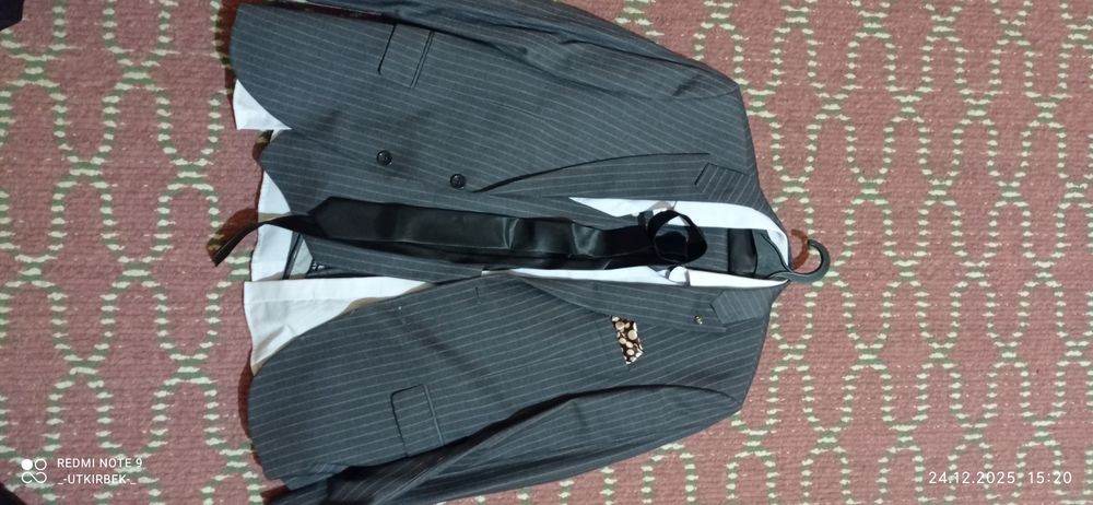 Kastyum shim qamplekt sotiladi