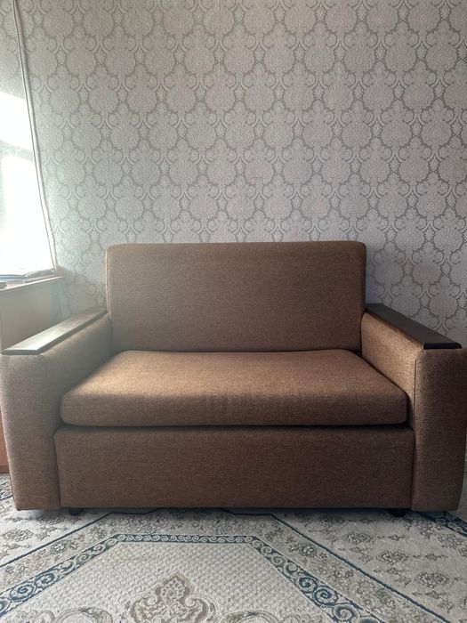 Продам компактный диванчик.