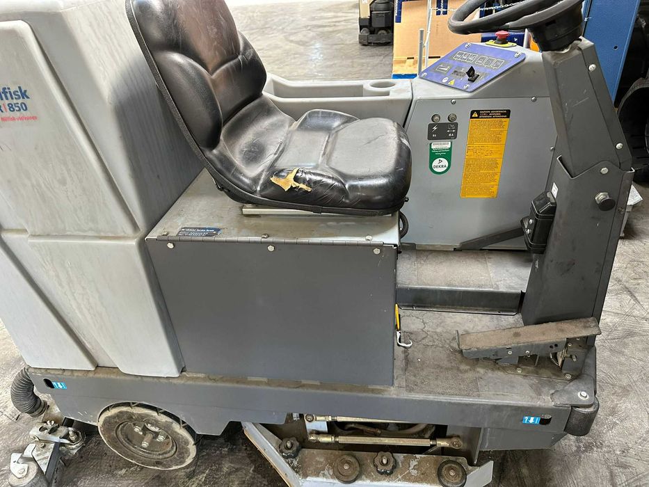 Aparat de spalat-aspirat hala Nilfisk Advance