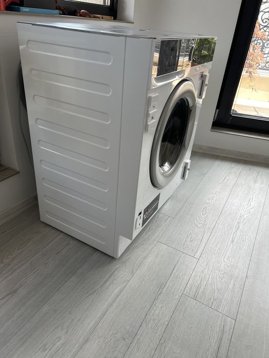 Продавам пералня със сушилня за вграждане AEG 7000 series kombi