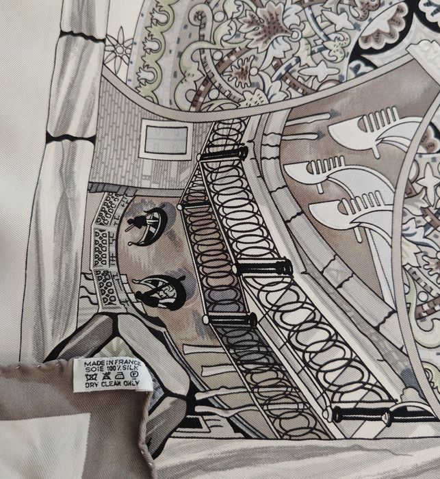 Vând eșarfă Hermès autentică serie de colecție