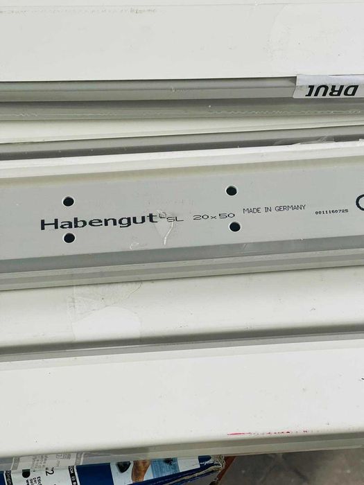 Plinta PVC Habengut, garnituri integrate pentru cabluri 50 mm, 1,5 m