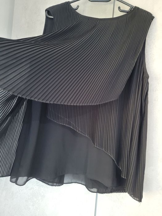 Bluză neagră fără mâneci