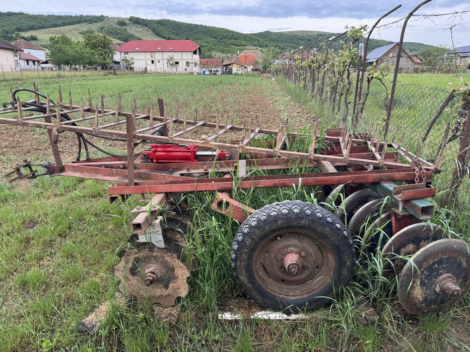 Tractor UM 650 cu utilaje