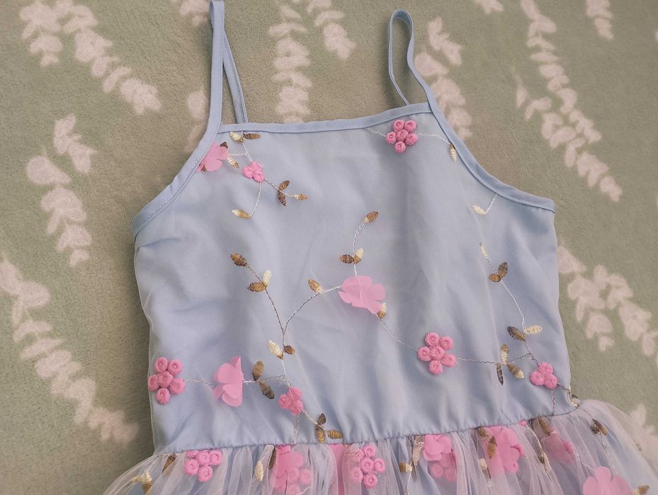 Синя рокля с бродирани цветя