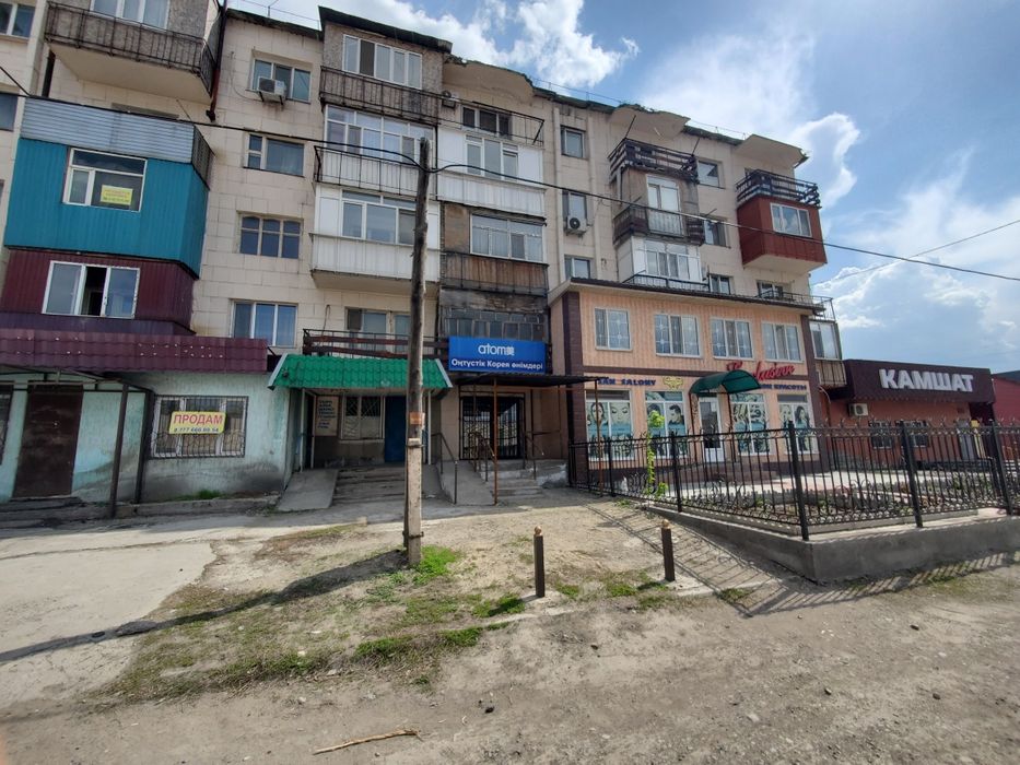 Магазин около воскресного базара