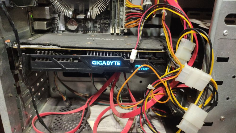 видеокарта и компьютер