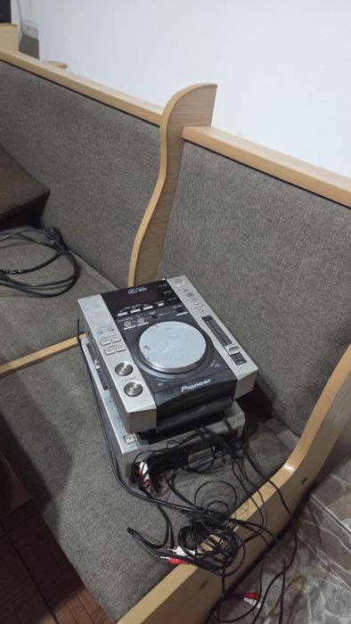 Vând 2x Pionner - CDJ-200 -