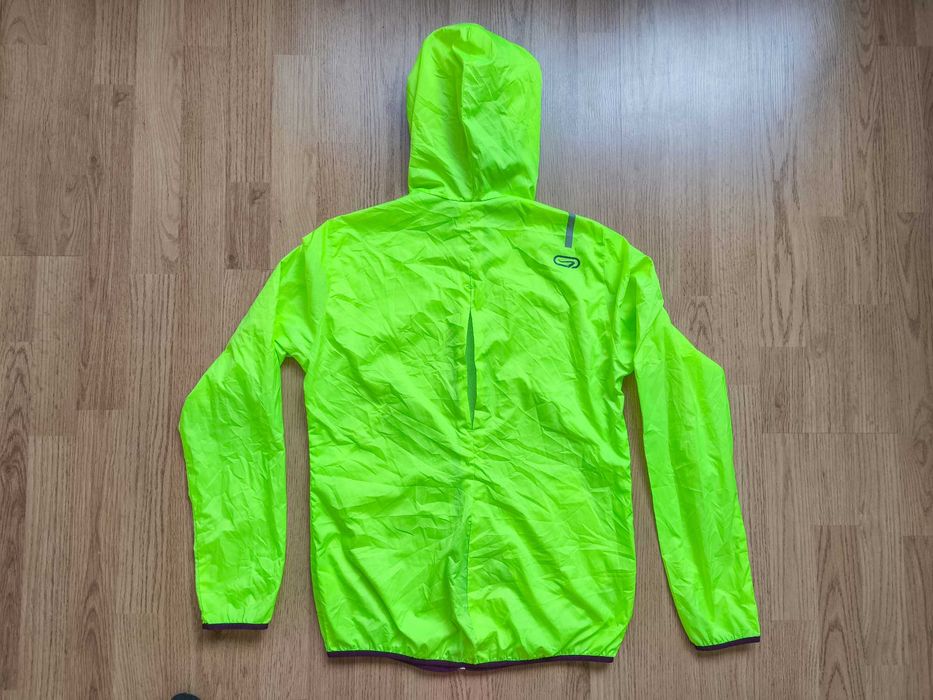 Ветровка Decathlon / Kalenji - Размер S, Улта-лека 120 грама.