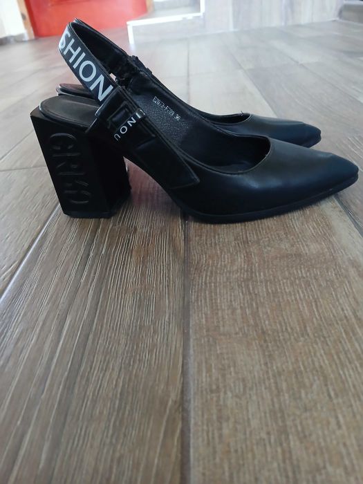 Дамски обувки на дебел ток. 36 номер