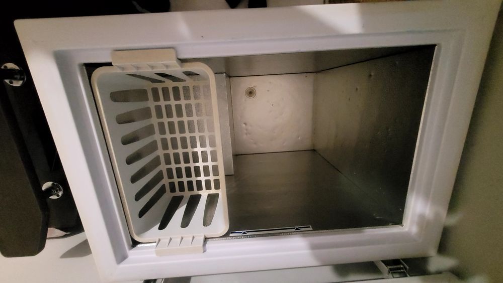 Продам морозильник камеру биюрса