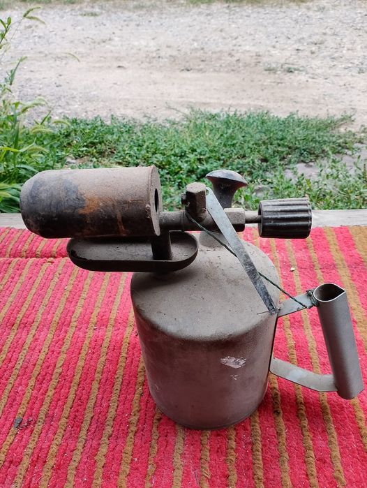 Паяльнпя лампа времен СССР.