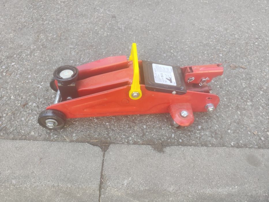 Vând Cric din Germania nou