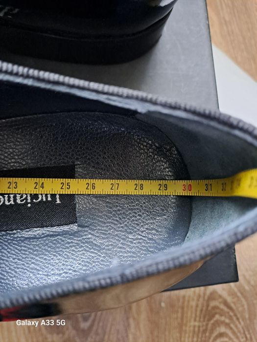 Vând pantofi noi din piele naturală lacuită pentru bărbați. 
Brand: Lu