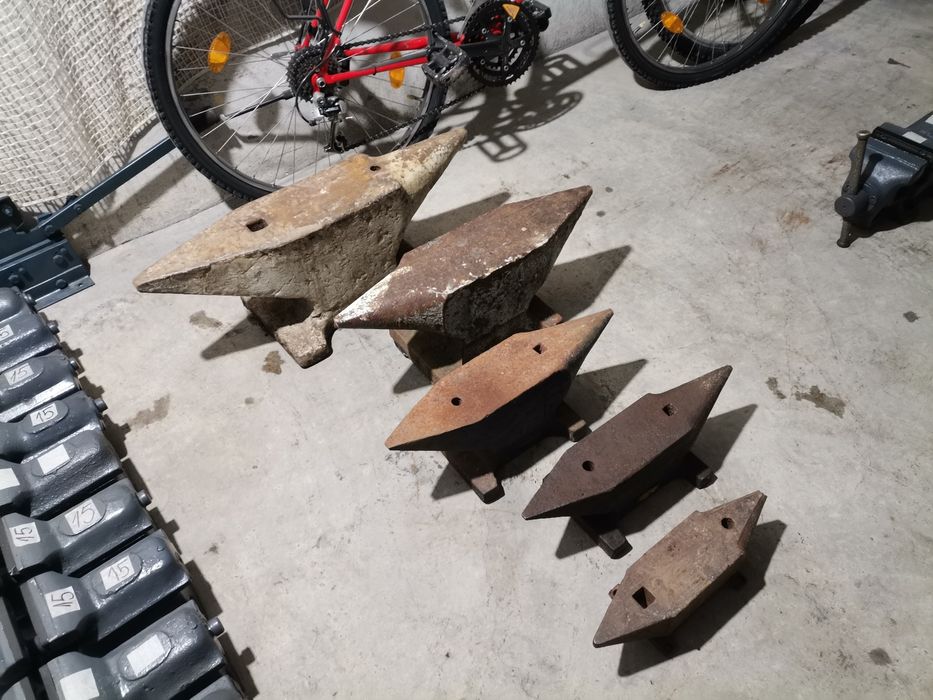 Малка средна голяма наковалня