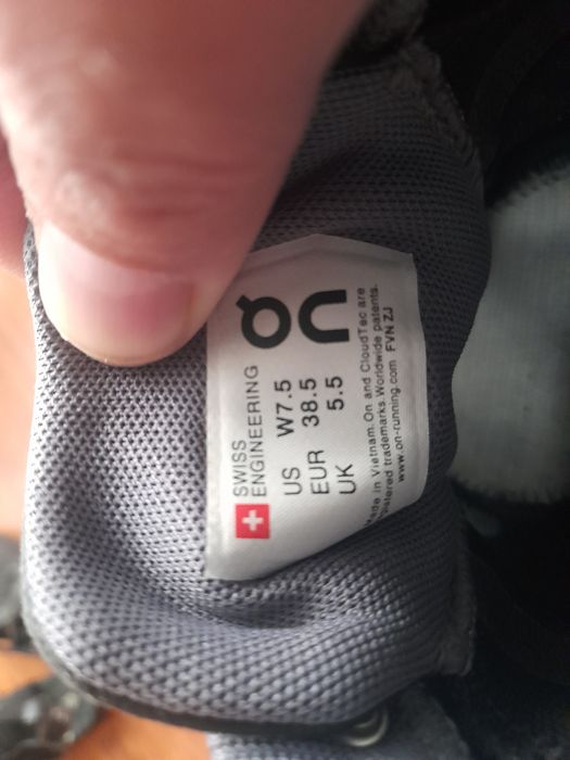 On Cloud маратонки 38 номер.