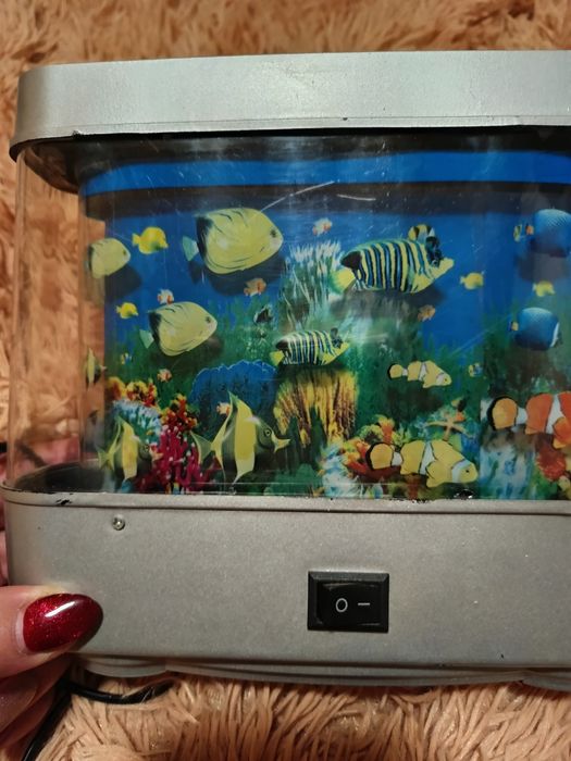 Декоративна лампа със движещи се рибки на ток.