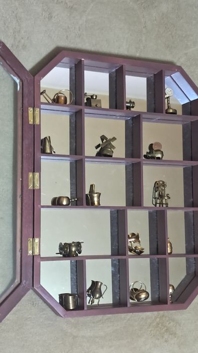 Vitrina cu 17 miniaturi din bronz
