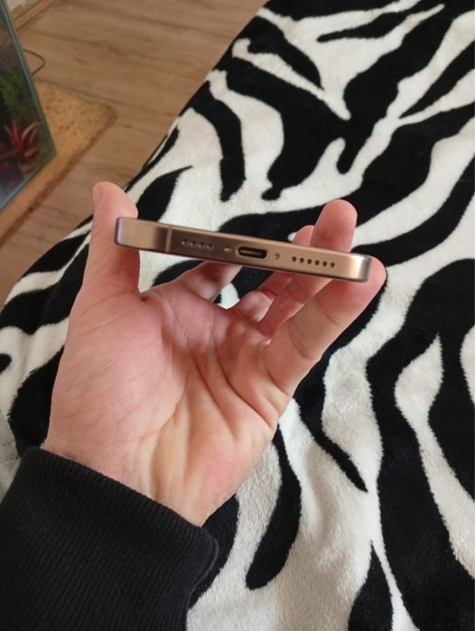 Vand iphone 16 pro max aspect 10-10 baterie 100%