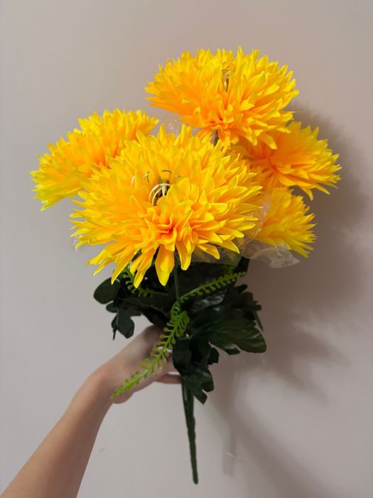 Искусственые цветы расцветок много