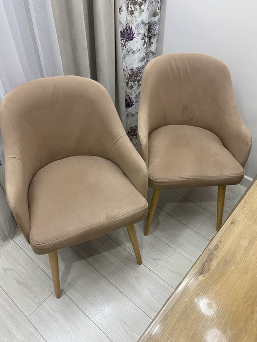 Стол и стулия хорошого качества