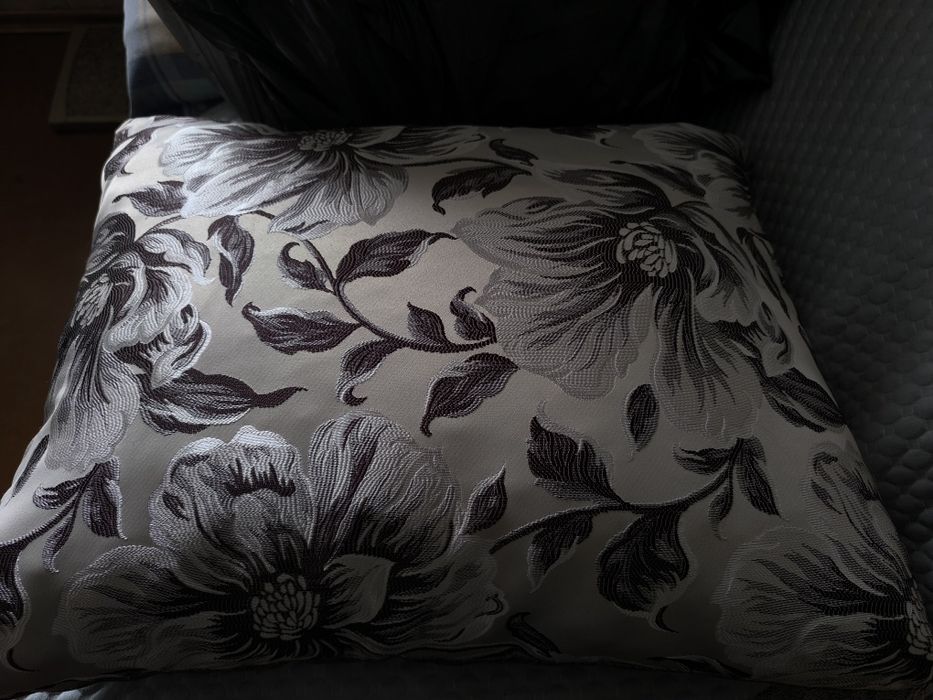 Продам новые диванные подушки .