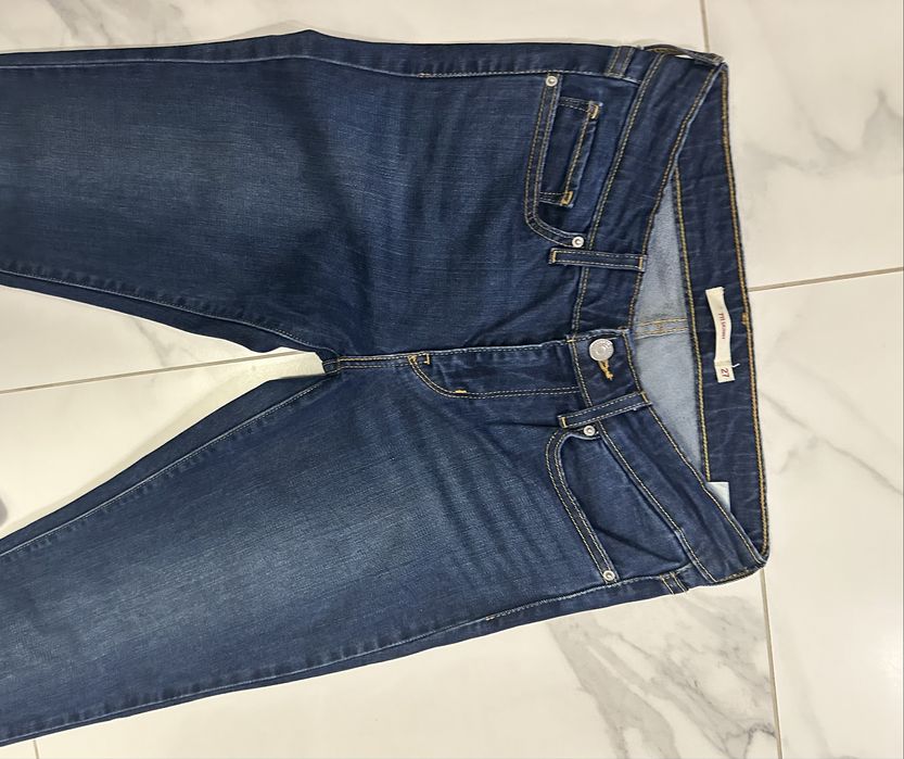 Оригинални дамски дънки Levi’s ,размер 27